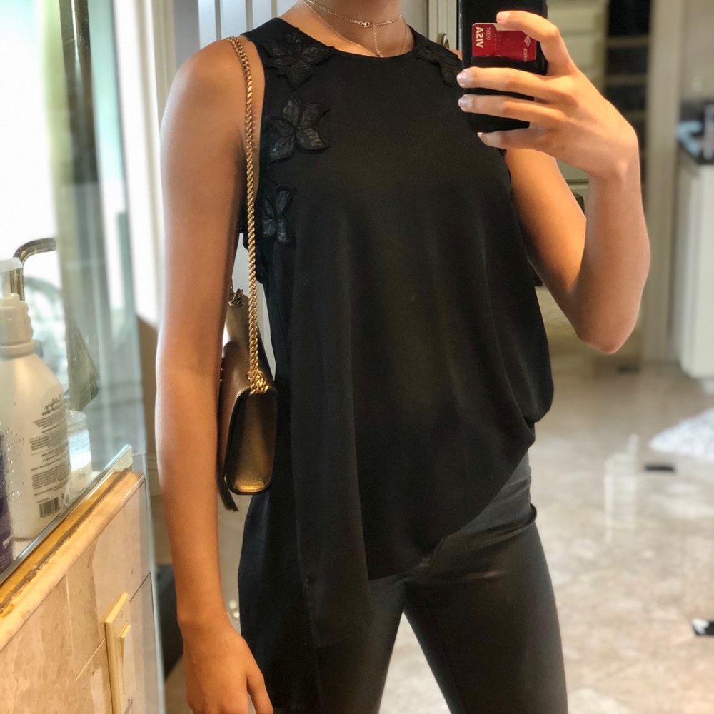 XS Black Vince Camuto Top w/flower detail